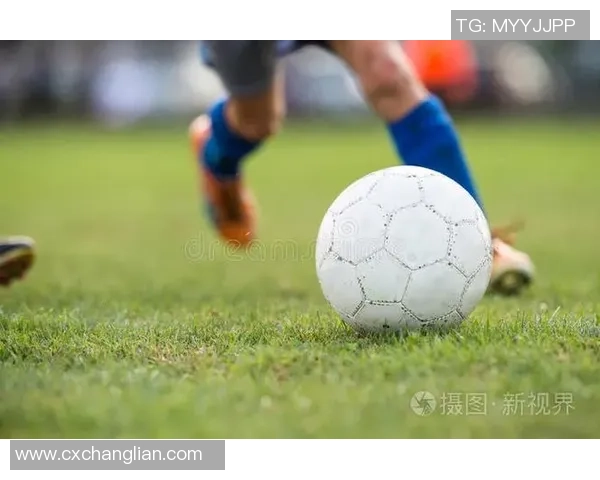 足球踹脚技巧解析与训练方法分享助你提升球场表现